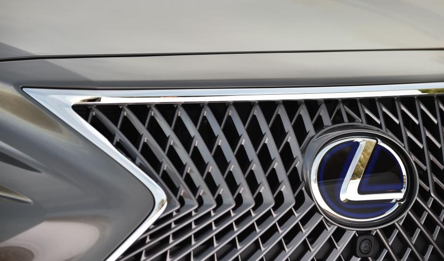 Детали экстерьера Lexus LS500h AWD 2018 года  (UK) (фото 2 из 40)